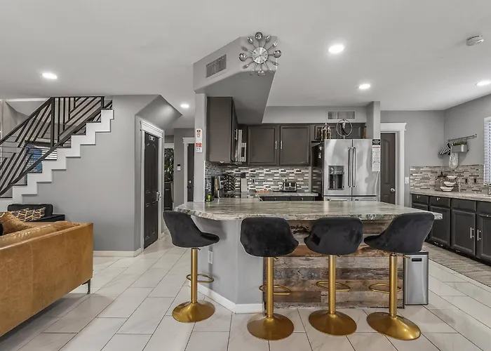 Spacious Entire 4b & 2.5b In Arizona Holiday home Avondale